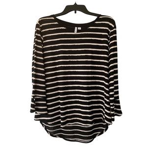 Elle Blue and White Striped Blouse. Scoop Neck. Sleeves Flare at bottom. XL.